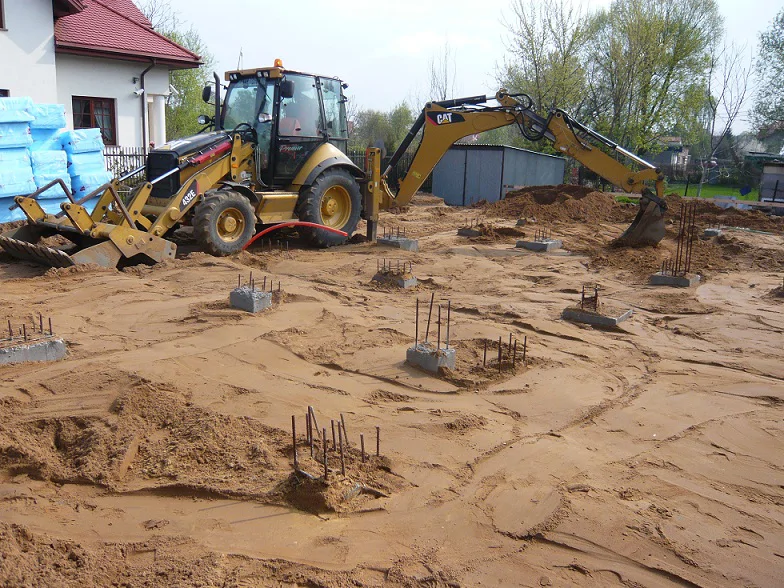 Budowa domu jednorodzinnego, wykopy, fundament na studniach, wylane studnie, zasypki z zagęszczeniem