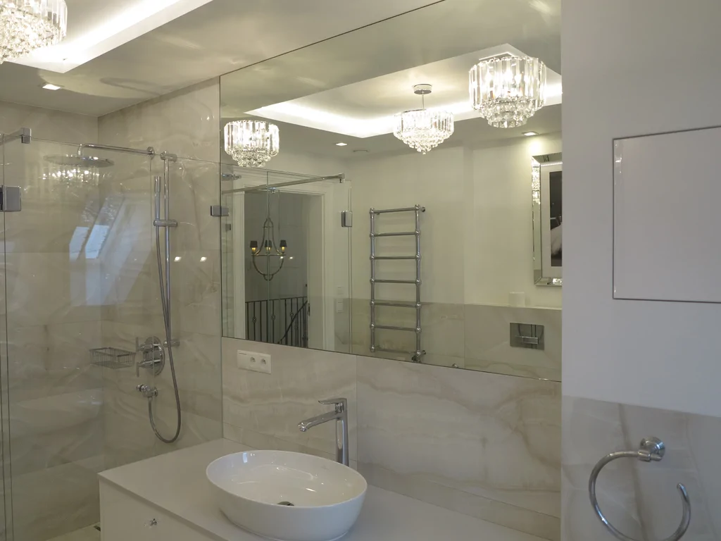 kuchnia w stylu dworkowym, jasne płytki, białe meble, biała stolarka okienna 