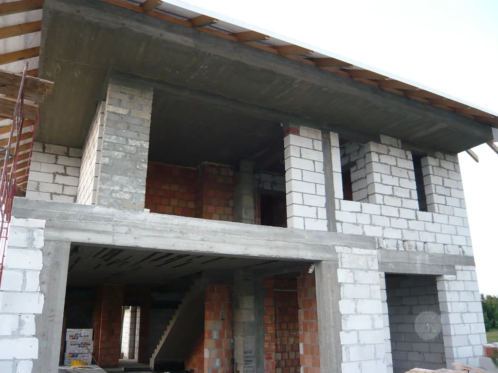 Dom jednorodzinny stan surowy, strop żelbetowy, mury