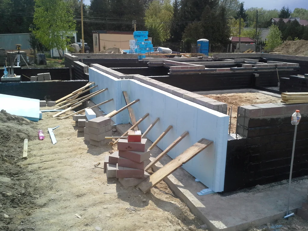 Wykonane ławy fundamentowe, ściana fundamentowa z bloczka betonowego + izolacje 