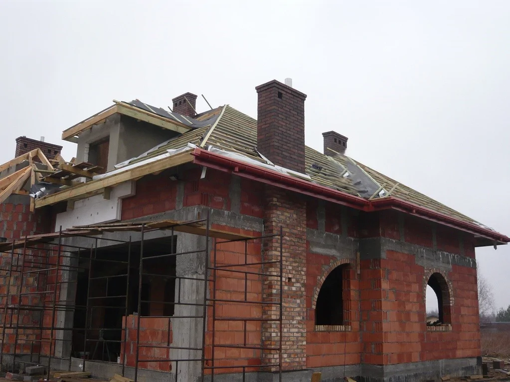 Budowa Domu Jednorodzinnego, stan surowy, mury, pokrycie dachu, kominy