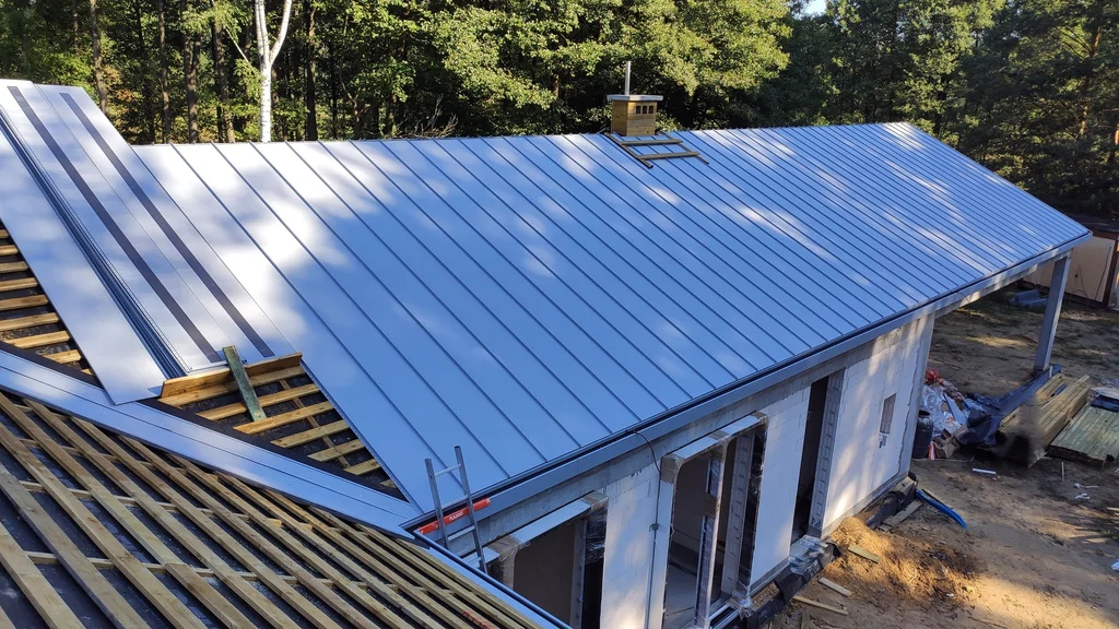 Pokrycie dachu blachą na rąbek stojący – etap montażu paneli i obróbek