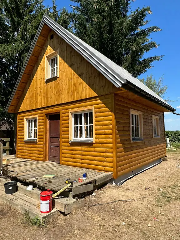 Nowa elewacja drewnianego domku po odnowieniu – widok bocznej elewacji.