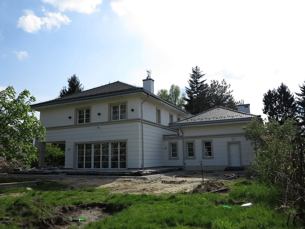 elewacja ogrodowa domu, duże przeszklenia i taras przed wykonaniem ogrodu