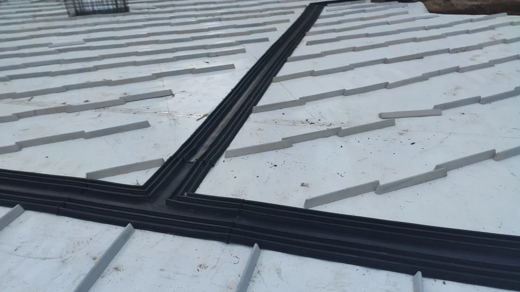 Przepusty instalacyjne w płycie fundamentowej szczelnej piwnicy wykonanej w technologii białej wanny