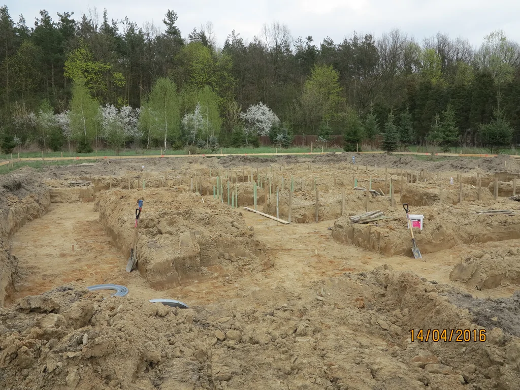 Wykop, wstęp do szalowania ław, w tle las