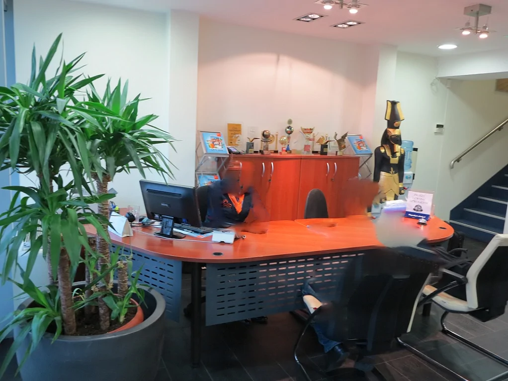 Widok na pomieszczenie po remoncie, biurko, krzesła klienci widoczna klatka schodowa 