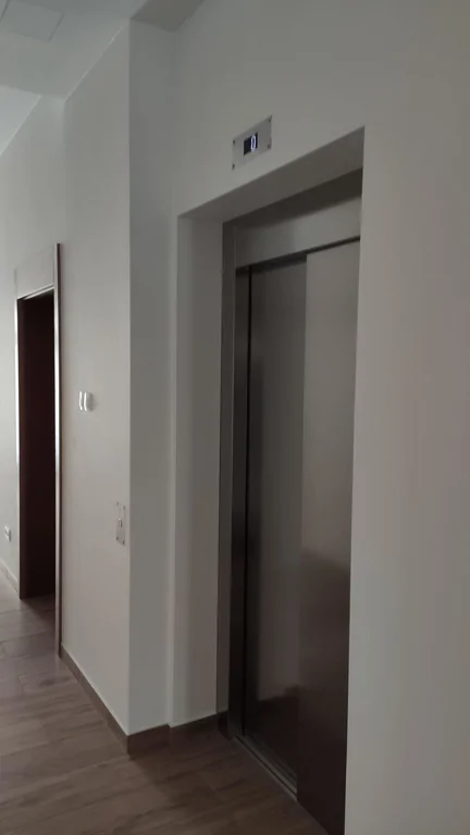 korytarz widoczna winda 