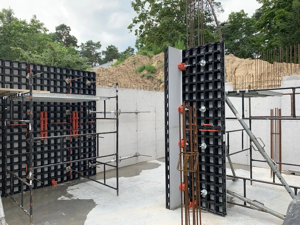 Montaż szalunków wewnętrznych ścian piwnicy i przygotowanie do betonowania