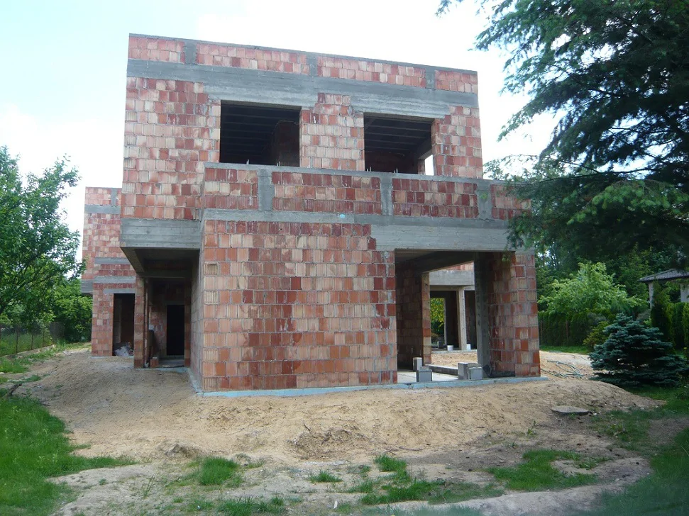 Budowa domu jednorodzinnego, mury pustak maxi, strop żelbetowy, strop terriva