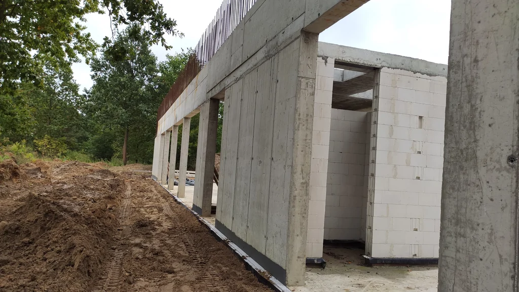 Elewacja z betonu architektonicznego – ściany i słupy żelbetowe w stanie surowym (parter i piętro)