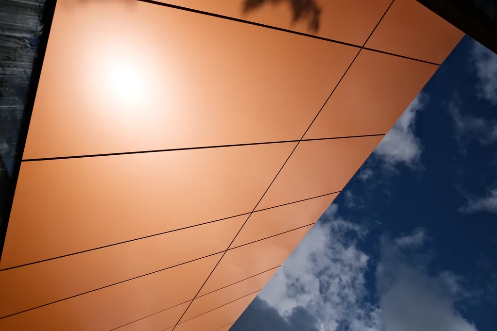 Elewacja z paneli alucobond w kolorze miedzianym 