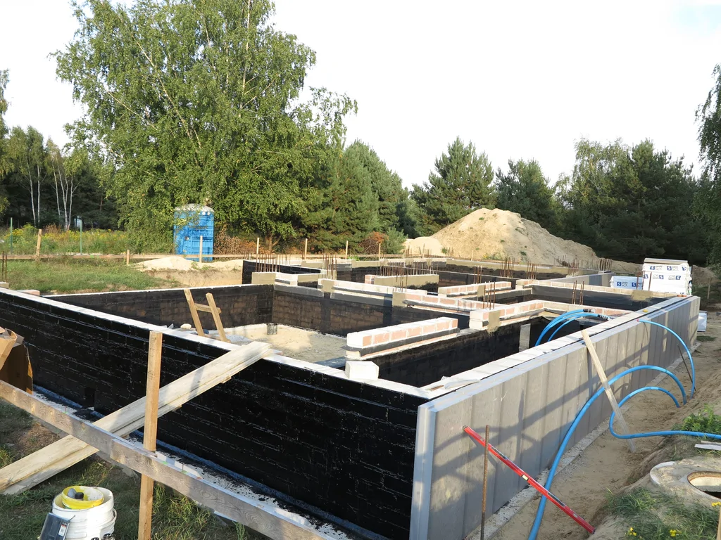 szlam na ścianach fundamentowych, izolacja z XPS 