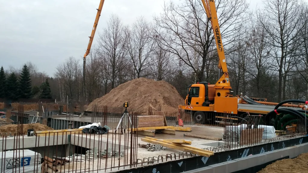 Pompa do betonu na budowie – betonowanie płyty/stropu żelbetowego w stanie surowym