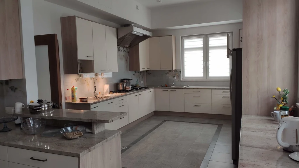 kuchnia, jasne meble płytki na podłodze 