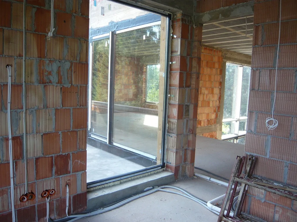 Budowa domu jednorodzinnego, mury pustak maxi, strop żelbetowy, strop terriva, elementy konstrukcyjne, nadproża, stolarka okienna - montaż