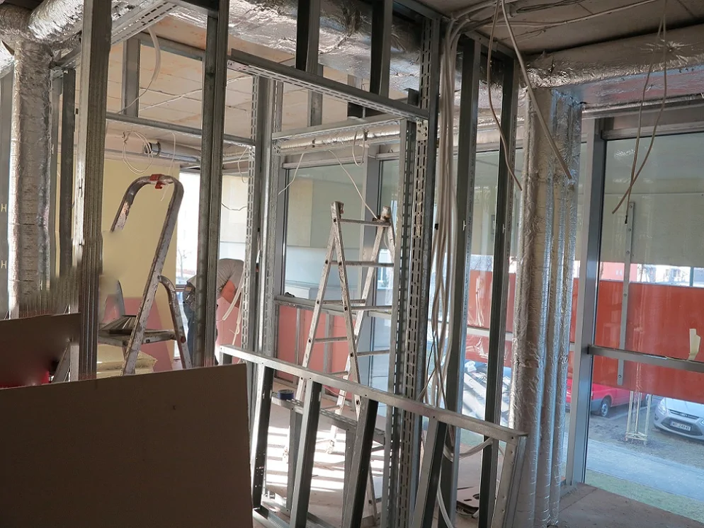 Remont biura zabudowa instalacje drabina 