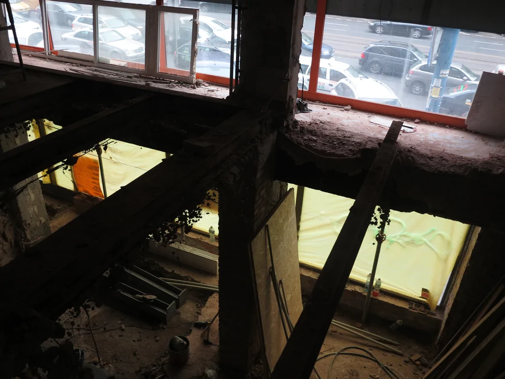 Remont budynku elementy żelbetowe, murowane ściany z cegły , wykuty strop 