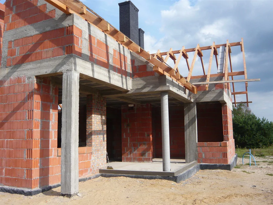 Detal zadaszenia tarasu: słupy żelbetowe i belki, przygotowanie pod pokrycie dachu