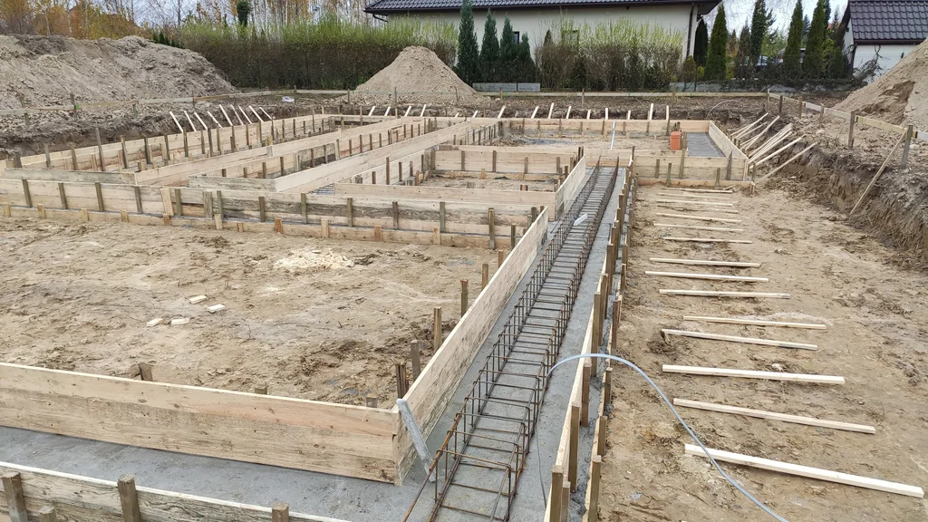 Deskowanie i zbrojenie ław/beli fundamentowych – etap robót ziemnych i fundamentowych