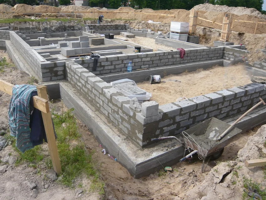 Wykopy, Wylane ławy fundamentowe pomurowane ściany