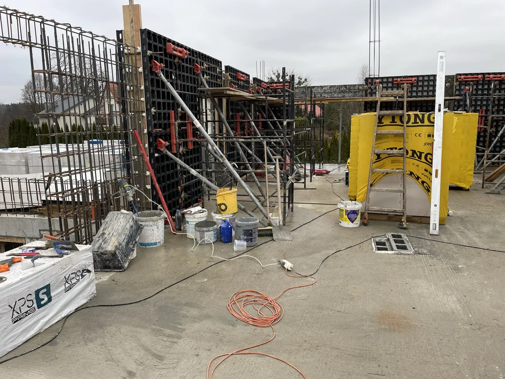 Deskowanie i zbrojenie ścian piętra na etapie wykonywania żelbetowej konstrukcji budynku