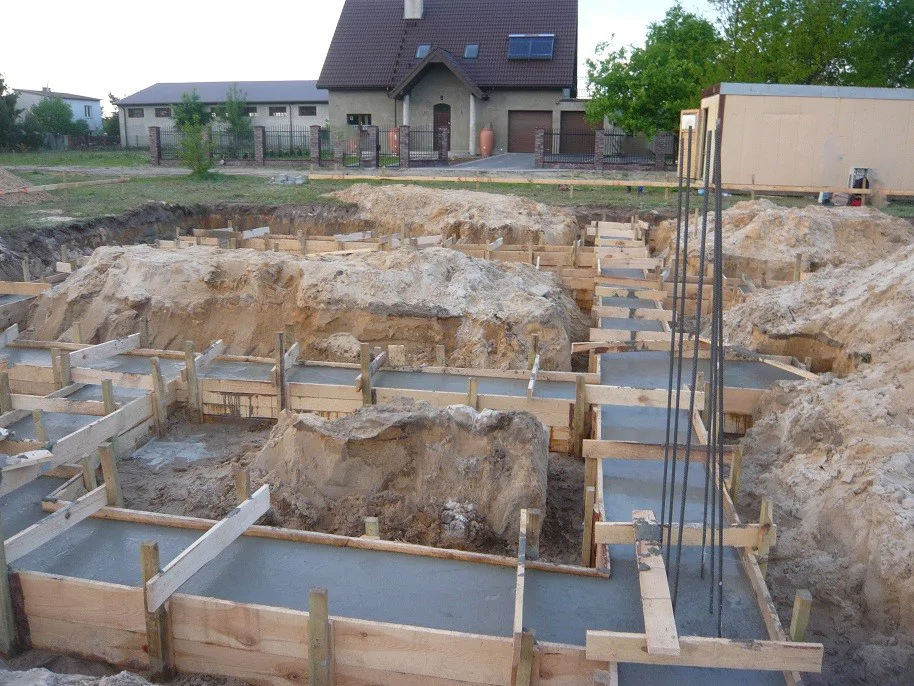Wykop pod budynek i szalunki pod ławy fundamentowe, betonowanie ław fundamentowych