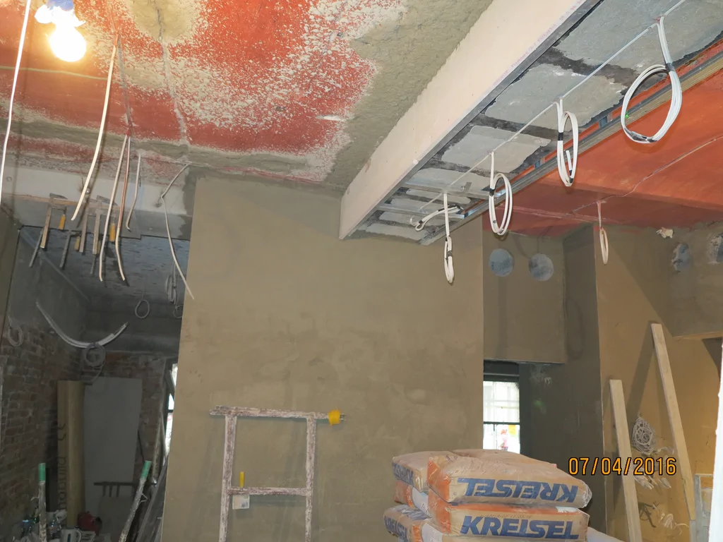 skute tynki, częściowo tynkowane ściany 