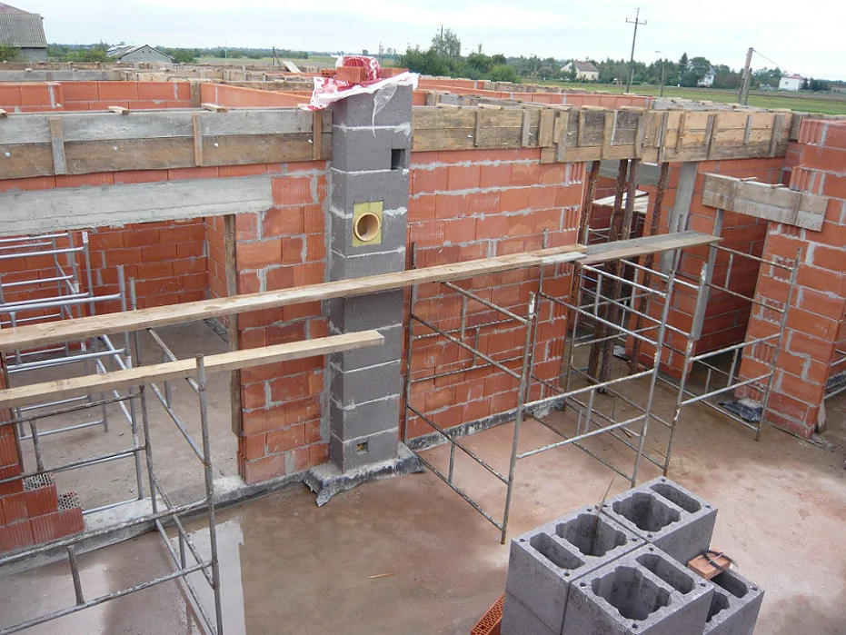 Budowa Domu jednorodzinnego, stan surowy, ściany parteru, komin, eleaty żelbetowe