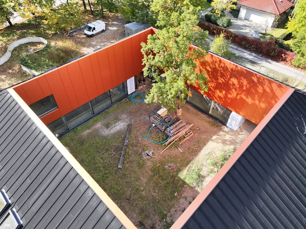 Architektura domu z dziedzińcem wpisana w zieloną działkę