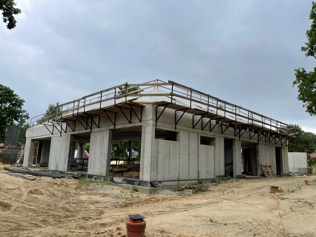 Szalunki i zabezpieczenia na dachu – wykonany stropu skośny żelbetowego w budynku z betonu architektonicznego