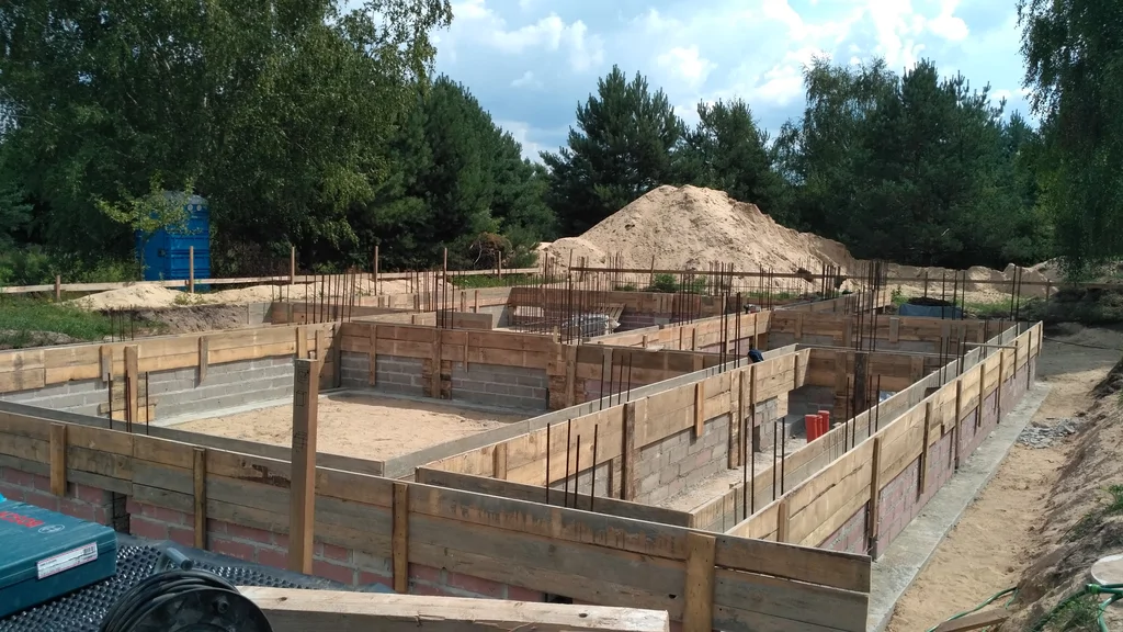 wylane ławy fundamentowe, murowanie ścian fundamentowych 