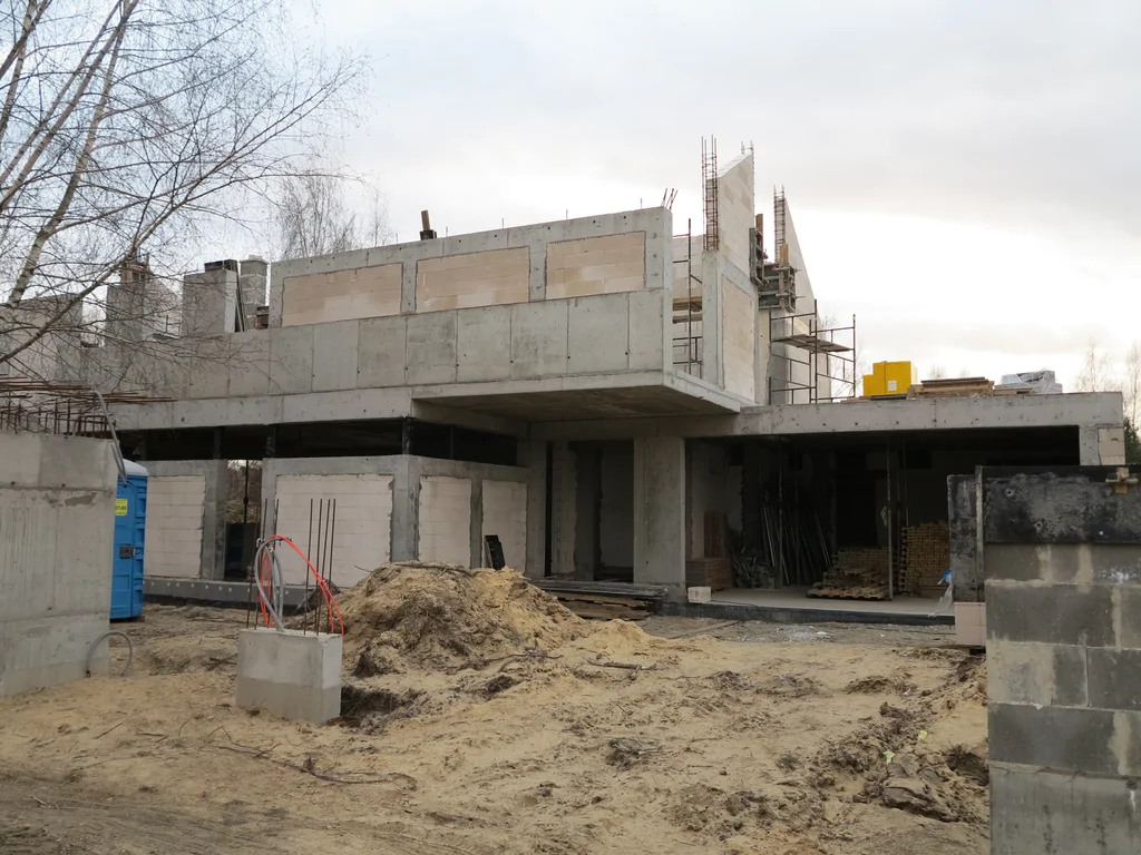 Budowa domu w stanie surowym, ściany z silikatów, nawis, elementy żelbetowe
