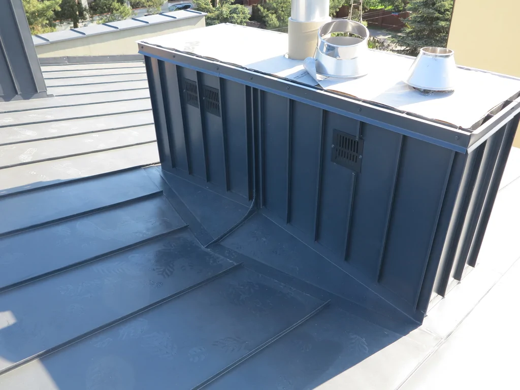 widok na obróbkę komina z blachy