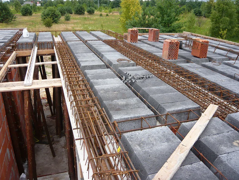 Zbrojenie stropu gęstożebrowego z otworem technologiczno-komunikacyjnym