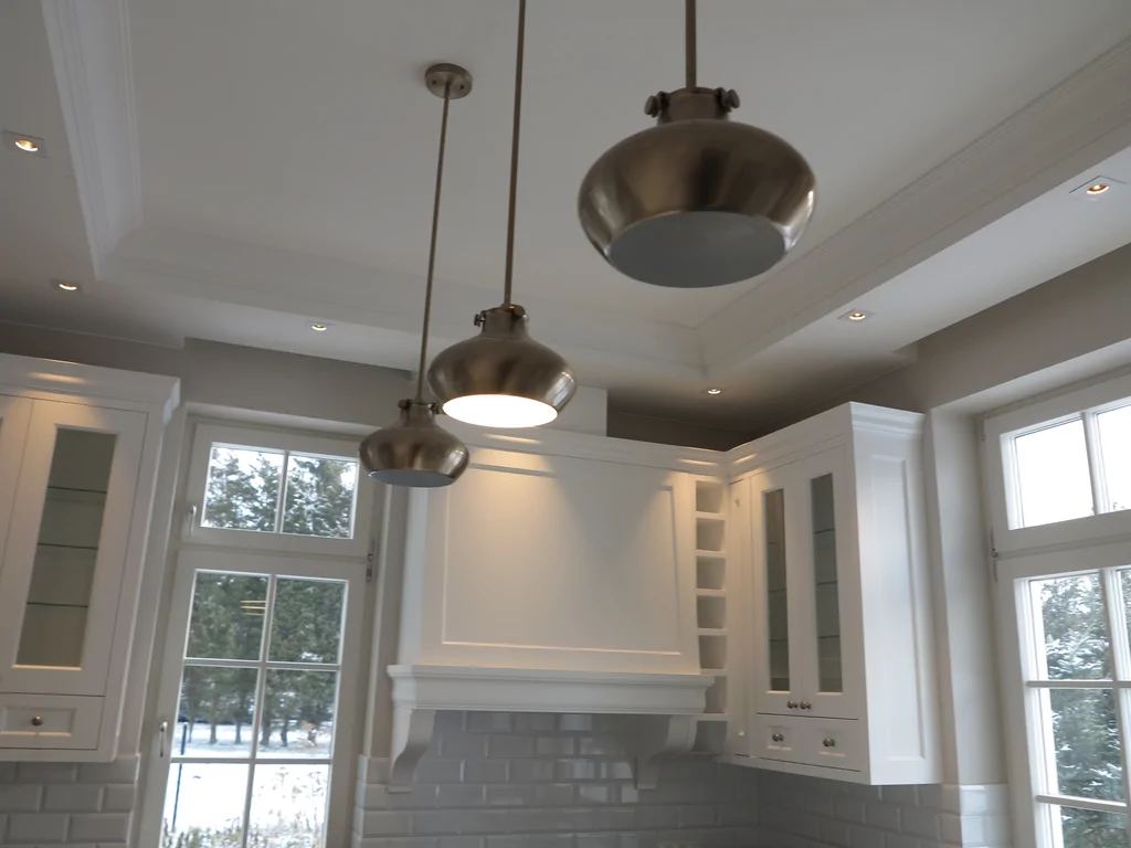 biała stolarka okienna, białe ściany sufit podwieszany 