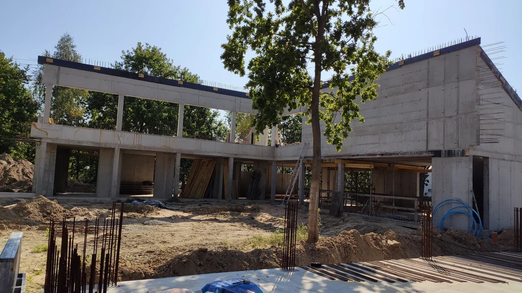 Konstrukcja parteru i piętra z betonu architektonicznego – widok bryły przed wykonaniem stropu skośnego