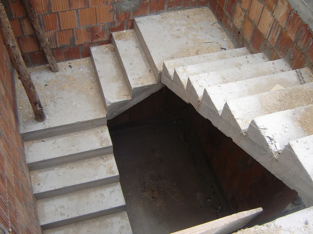 Budowa domu w stanie surowym, schody żelbetowe