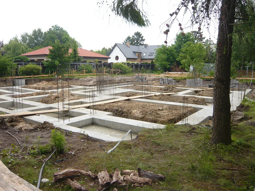 ykonane ławy fundamentowe i podciągi z wystającym zbrojeniem pod ściany i słupy