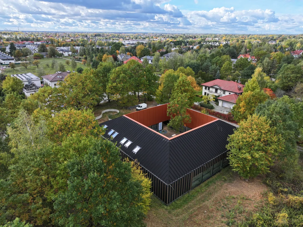 Nowoczesny dom, ujęcie z drona w środku patio drzewo 