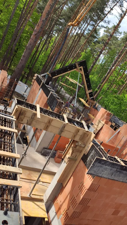 Betonowanie elementów żelbetowych domu jednorodzinnego w Magdalence podczas realizacji konstrukcji nad studniami fundamentowymi