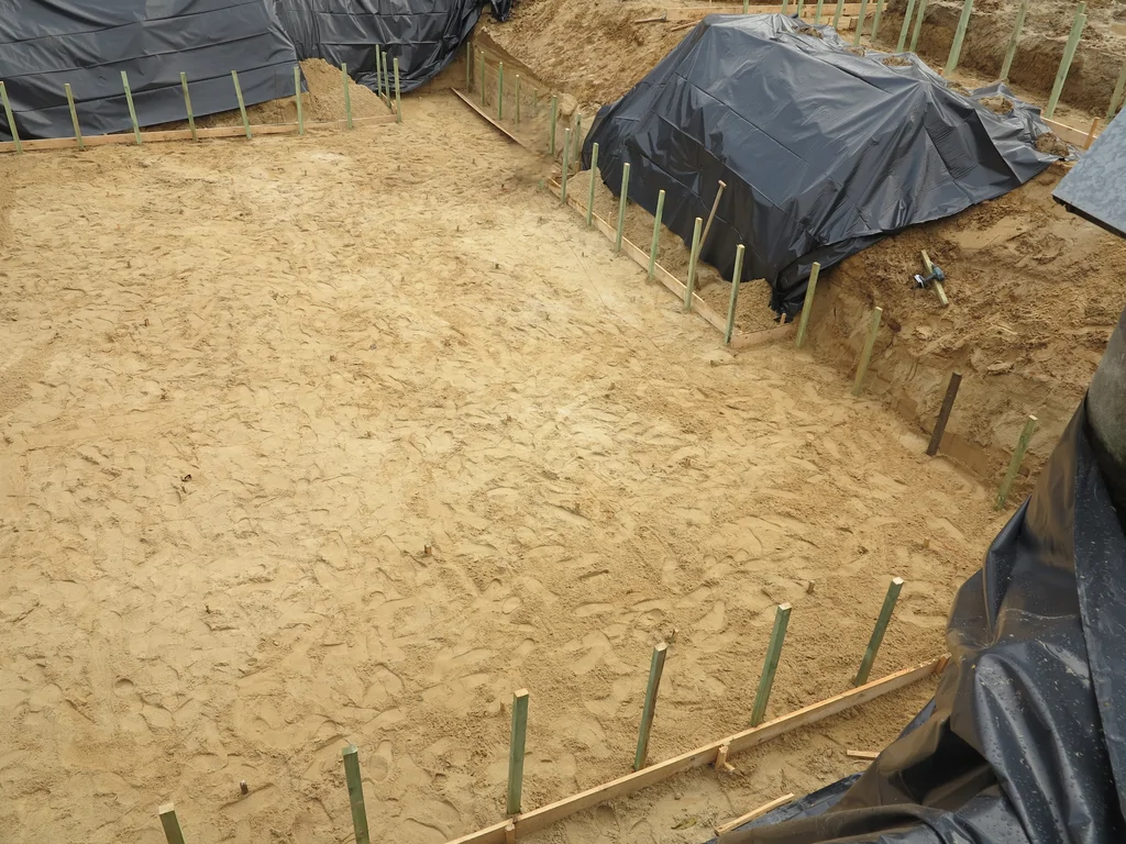 Zdjęcie wykopu z obrysem płyty 