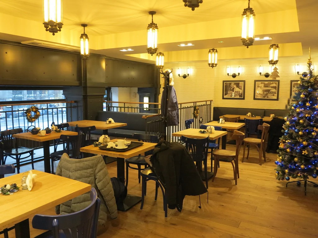 Wnętrza piekarni w stanie deweloperskim, stoliki