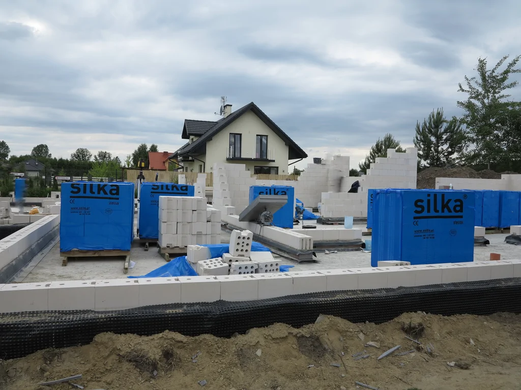 Zakończony stan zero, rozpoczęte murowanie ścian z silikatów 