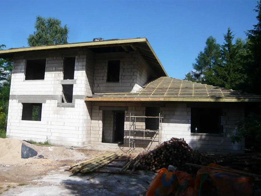 Dom w stanie surowym z dobudowaną częścią parterową – przygotowanie pod pokrycie dachu