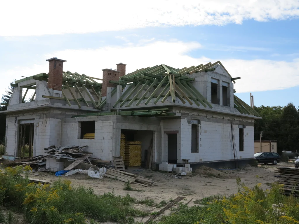 Budynek w stanie surowym, więźba dachowa i kominy 
