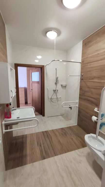 Łazienka przystosowana dla osób niepełnosprawnych, umywalka bidet prysznic 