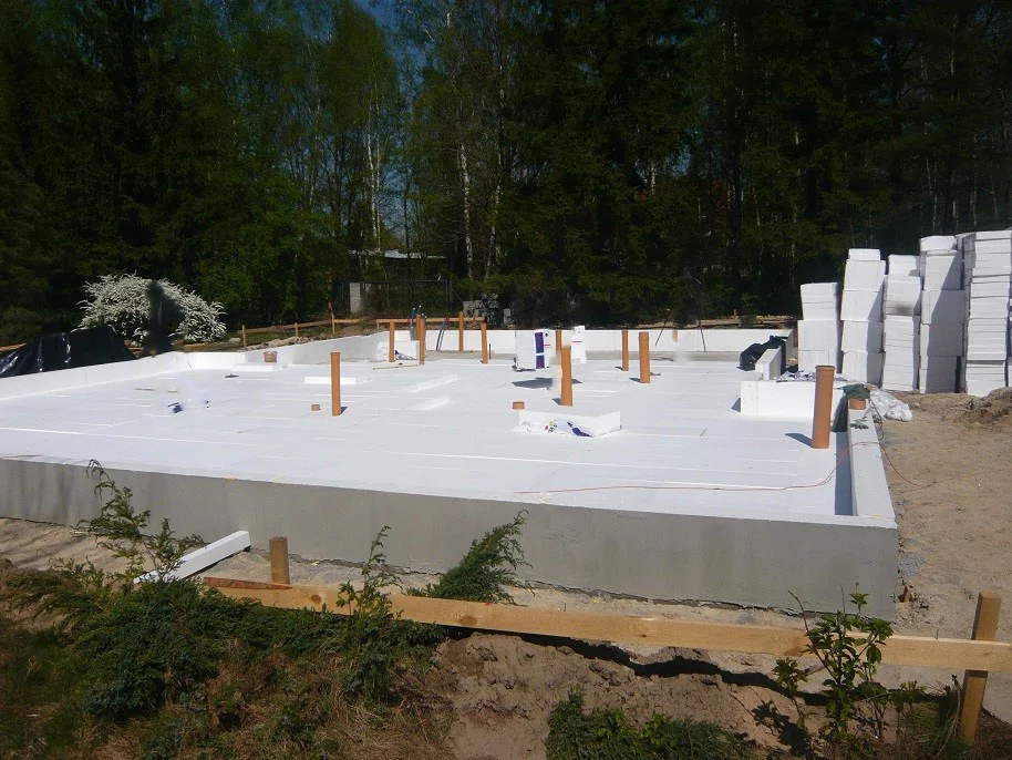 Płyta fundamentowa z izolacją obwodową i przepustami instalacyjnymi – widok z narożnika