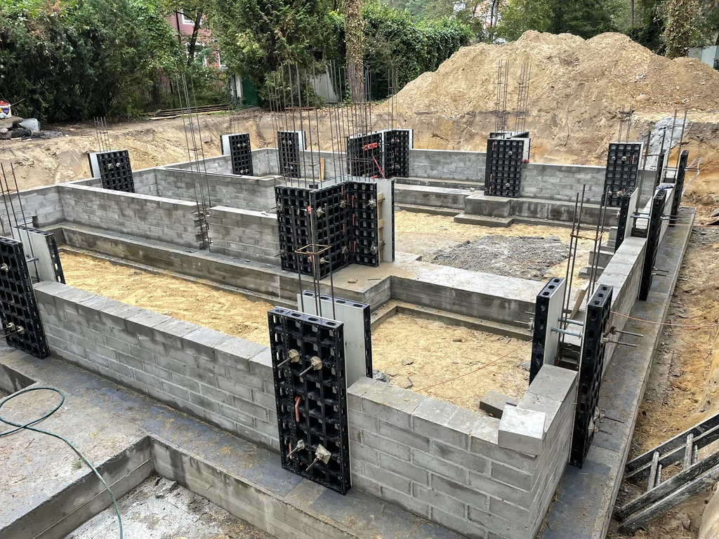 prace zasypowe, wymurowane ściany fundamentowe 