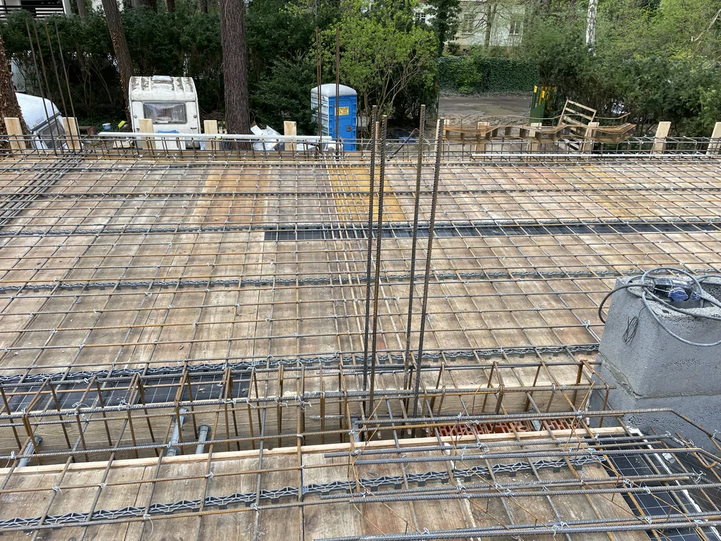 wymurowane ściany z Porotherm na parterze, szalunki elementów żelbetowych 